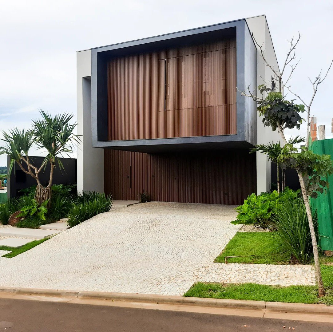Kaique Garcia, construtor civil, acompanhando obra em Franca/SP