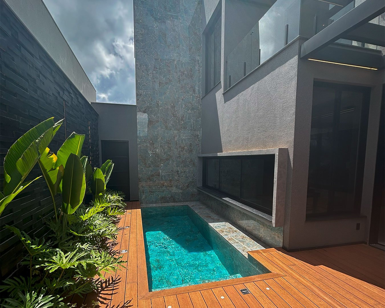 Piscina em obra residencial de alto padrão — Kaique Garcia Construções em Franca SP