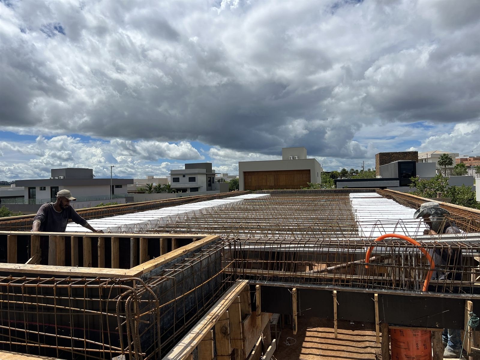 Detalhe de acabamento em porcelanato — revestimento de obra residencial em Franca