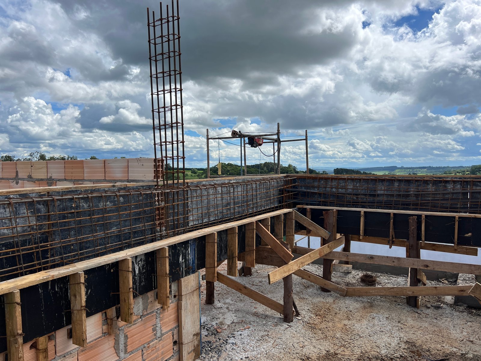 Obra residencial de alto padrão em fase estrutural — Franca SP
