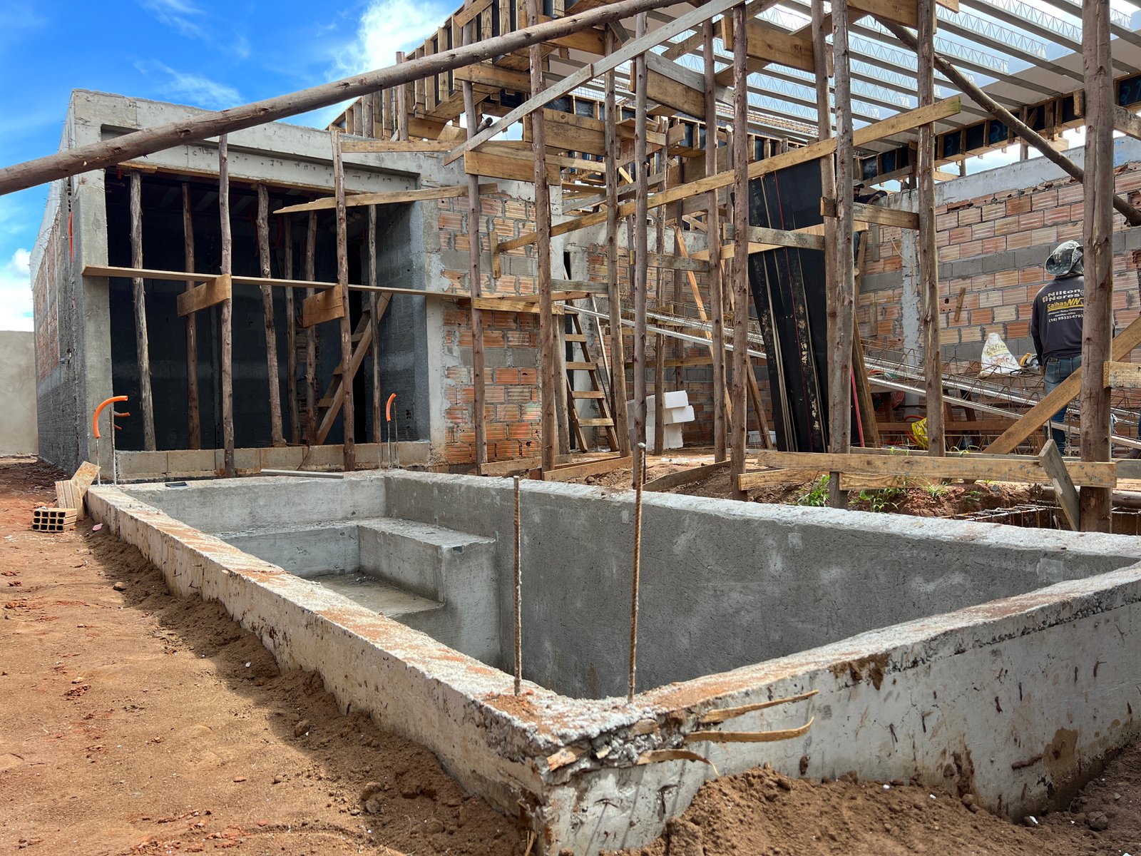 Piscina com revestimento fino em obra residencial de alto padrão — Franca SP